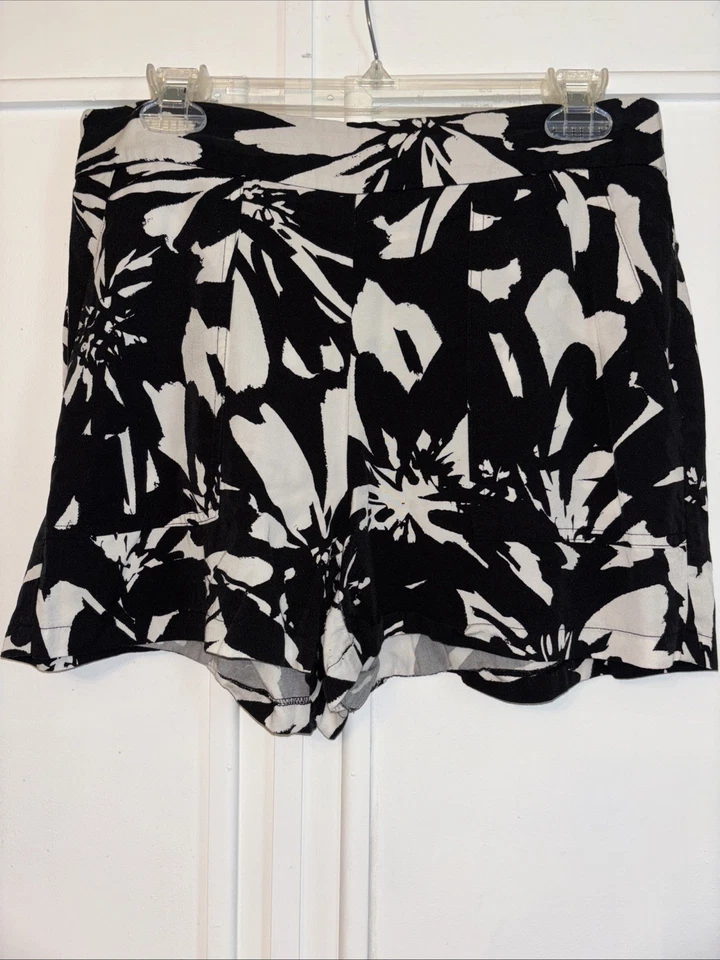 NWOT! Nine West Pull On Black & White Floral Shorts With Pockets In Size Medium - Image 2 of 4