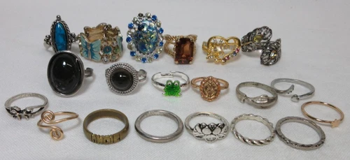 VINTAGE TO NOW LOT OF RINGS FASHION COSTUM JEWELRY  GOLD SILVER TONE #42