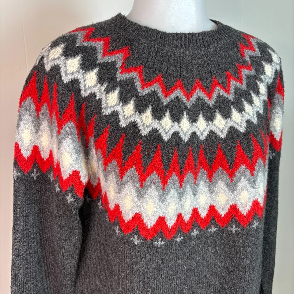 Suéter Lucky Brand Gris Medio Rojo Fair Isle Cuello Redondo Vacaciones de Navidad Foto 2 de 4