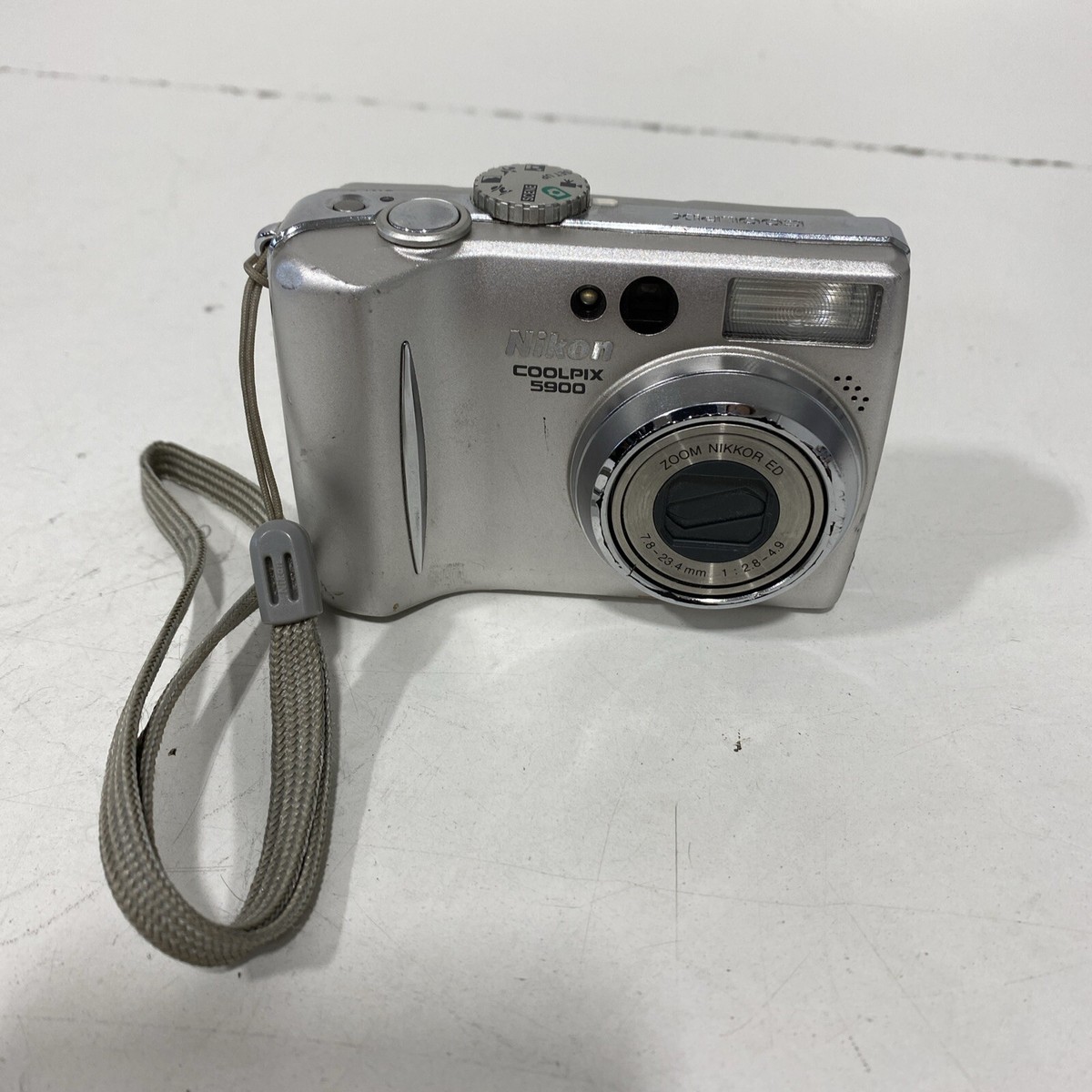 Nikon Coolpix 5900 5.1MP Digital Camera 3x Optical Zoom NO BATTERY 