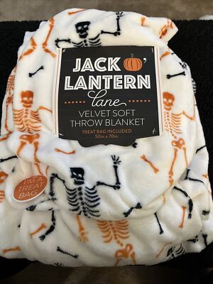 HALLOWEEN THROW SPOOKY CUTE DANCING SKELETONS & BONES NEW 50  X 70  PLUS BONUS