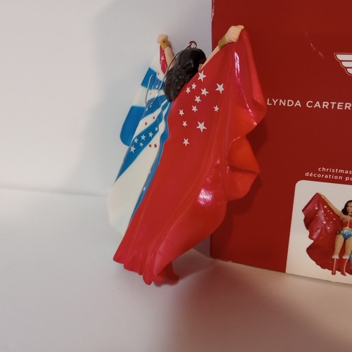 2020 Hallmark Keepsake: "Lynda Carter As Wonder Woman" Christmas Ornament w/ Box - Afbeelding 6 van 9