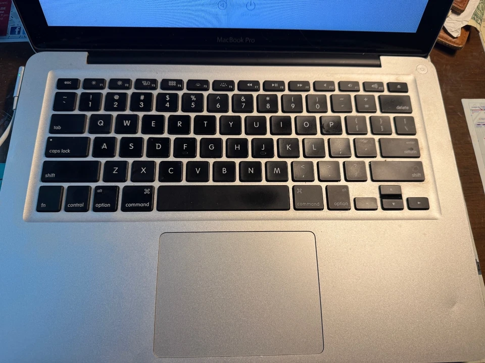 Apple Macbook Pro mid 2010. 2 x 2gb mem, no HD, power pack, battery: not working - Image 4 of 4