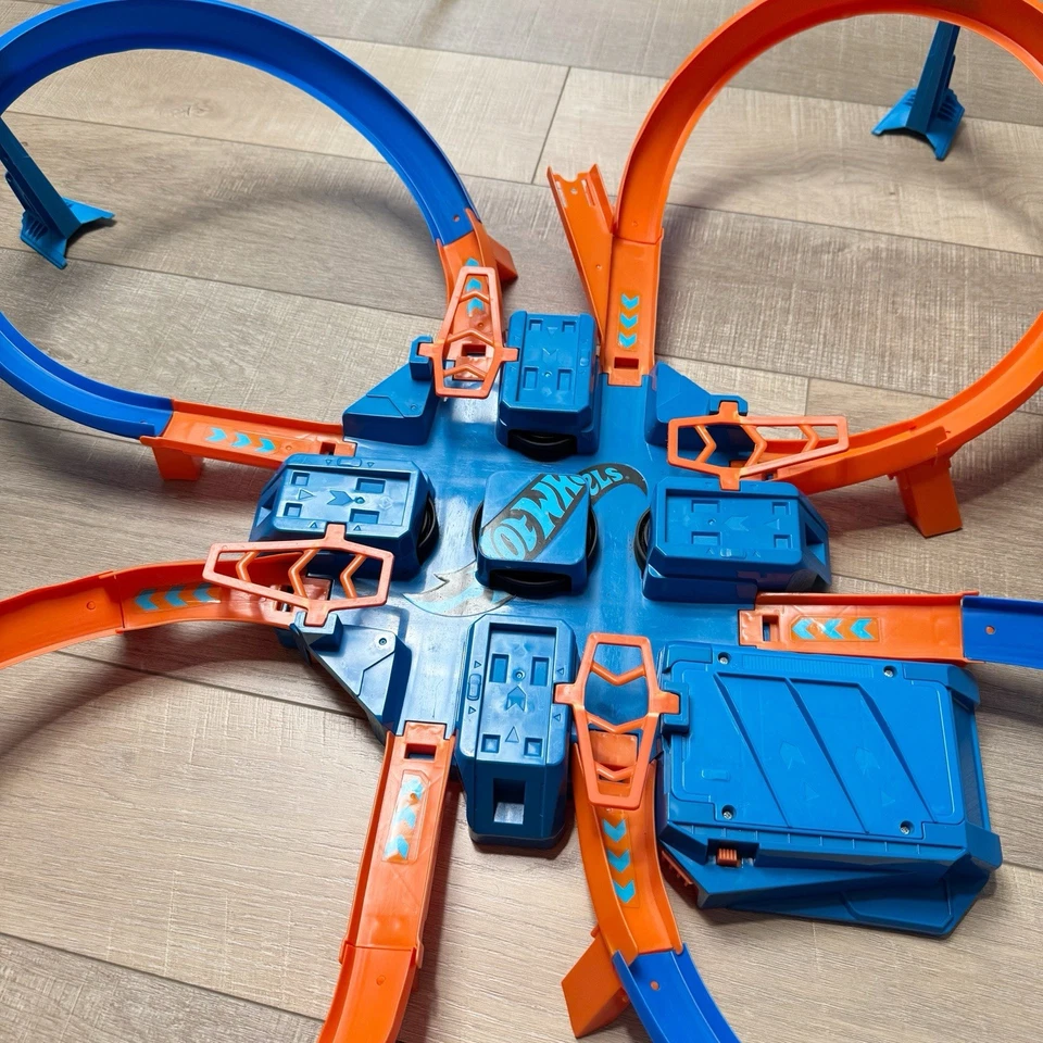 Hot Wheels criss cross crash track set motorized boosted figure 8 raceway - Image 2 of 4