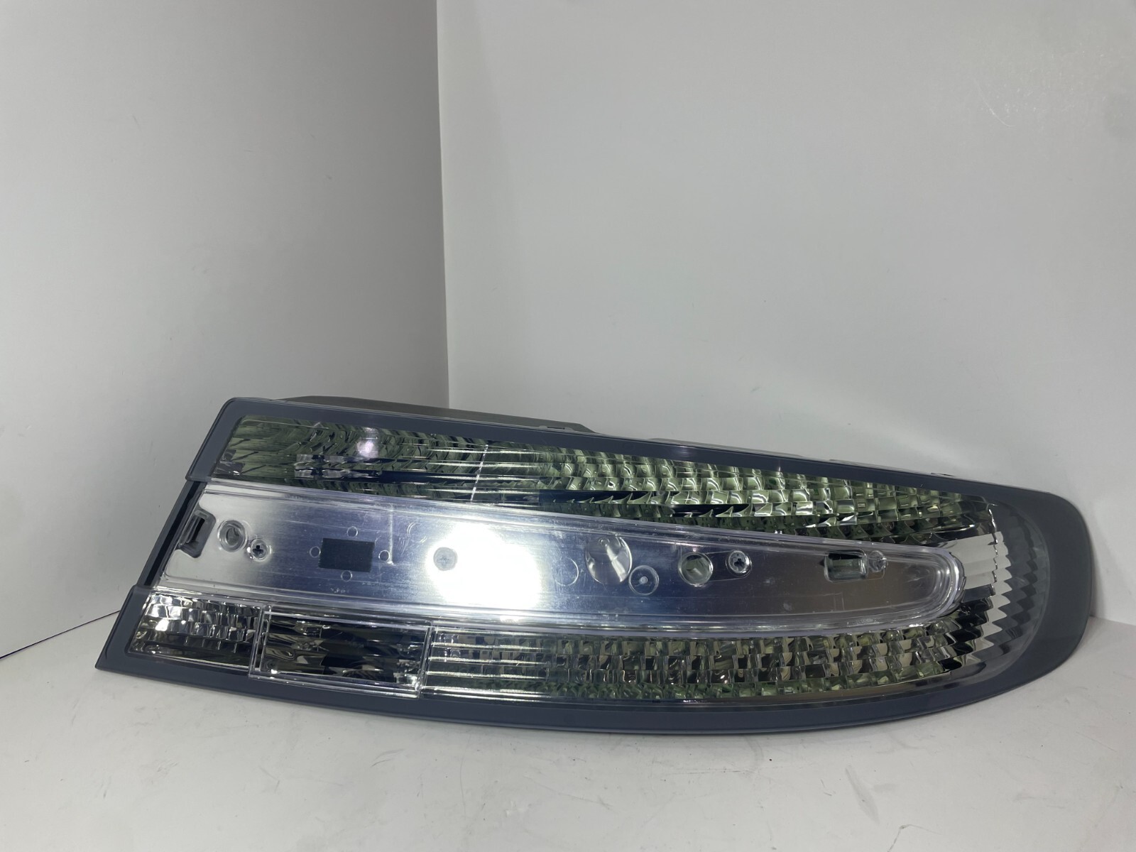 2005-2016 ASTON MARTIN DB9 RIGHT PASSENGER SIDE TAIL LIGHT GRAY 8D3313404-AJ OEM