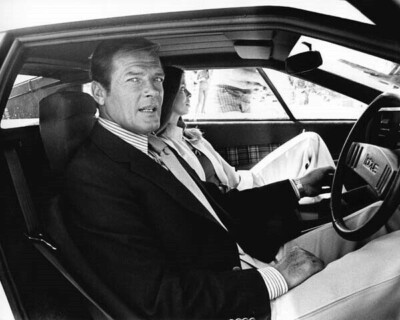 Spy Who Loved Me Roger Moore Barbara Bach in Bond's Lotus Esprit S1 5x7 photo
