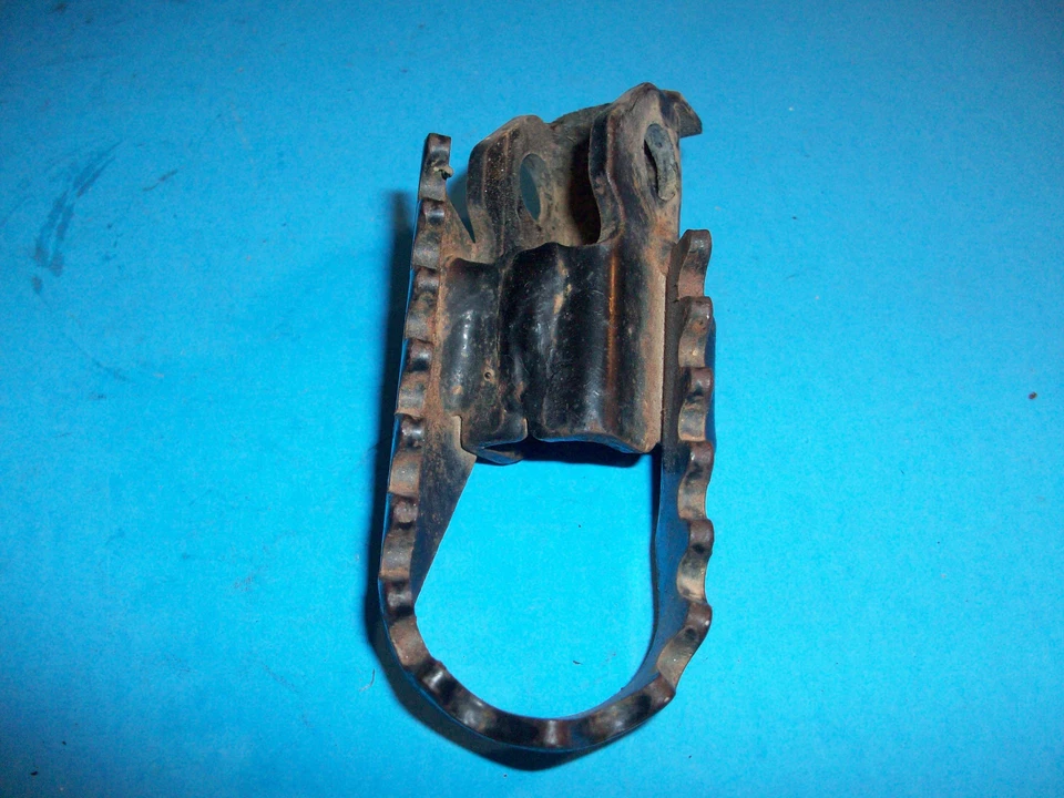 SUZUKI DR 250 350 650 SE RH FOOT REST PEG 90 91 92 93 94 95 96 97 98 99 00 - Image 4 of 4