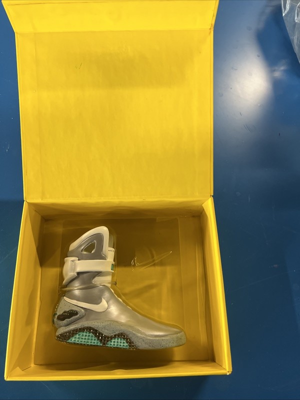 BACK TO THE FUTURE II NIKE MAG 4" CERAMIC BOOT IN YELLOW MAGNETIC FLAP BOX RARE