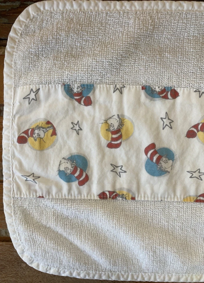 Toalla blanca Dr. Seuss Cat in the Hat de Trend Lab © 2015 Foto 2 de 4