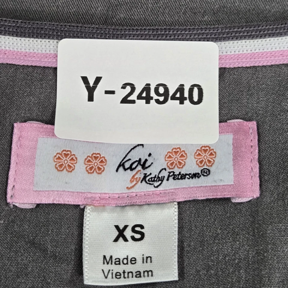 Blusa Médica Koi By Kathy Peterson Mujer XS Gris Abeja Bordado Botón PO#CT5704 Foto 2 de 4