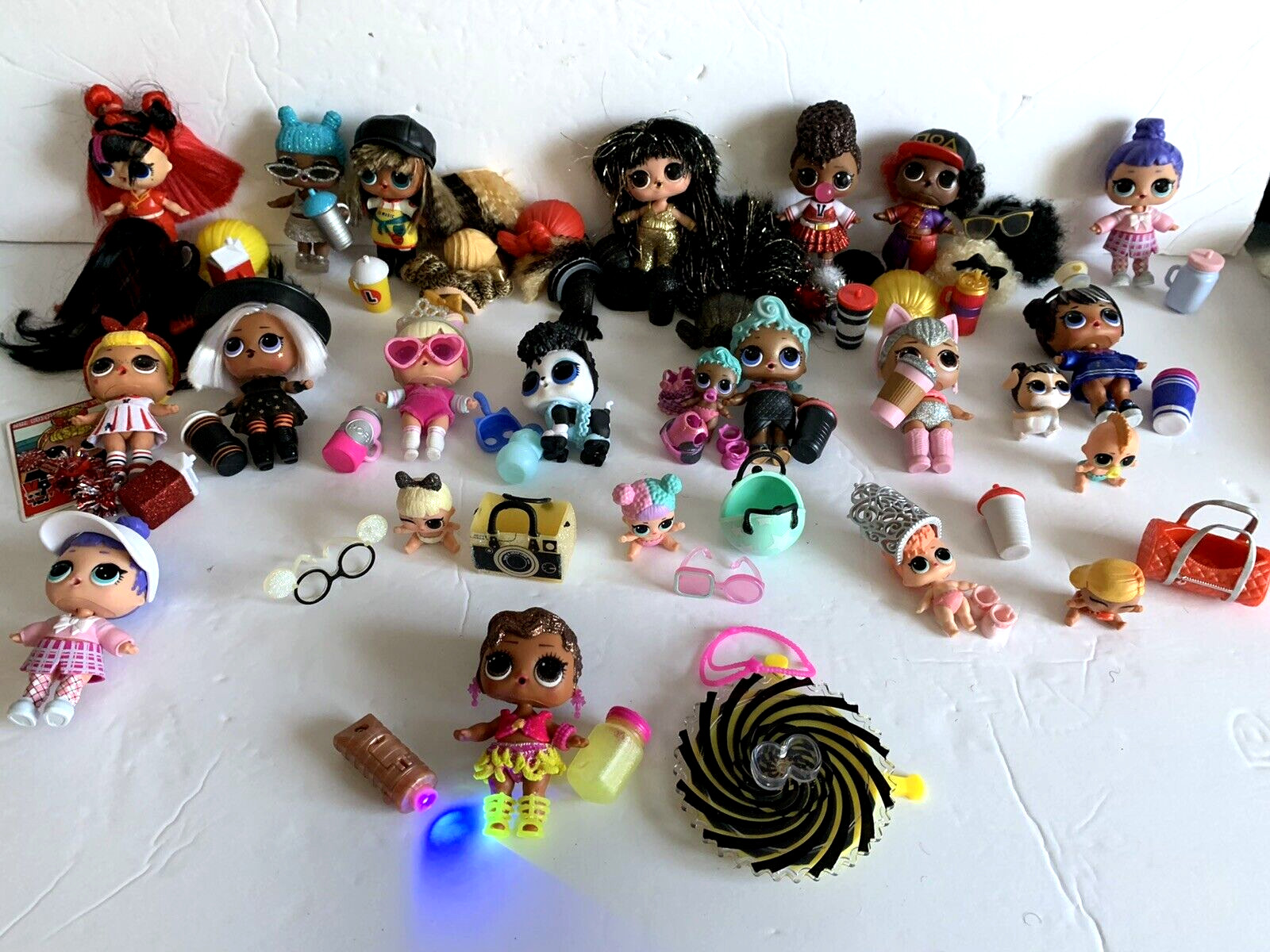 L.O.L Suprise Dolls - Large Lot of LOL Dolls and Accessories - 23 Dolls Included