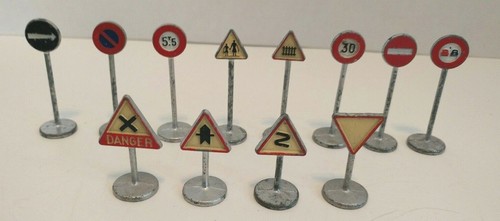 Dinky Toy Road Sign Set - 第 1/5 張圖片