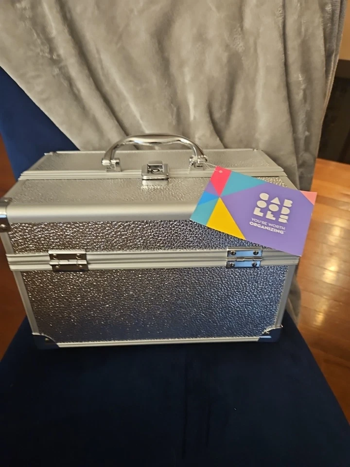 Estuche Tren Caboodles Plateado Metálico 4 Bandejas Maquillaje Joyero con Lote de Joyas  Foto 3 de 4