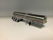 1/64 DCP WALKER TRI-AXLE MILK TANKER W/FRONT & REAR FENDERS