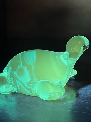 Vintage UV Glow Hand Blown Art Glass Blue Turtle Figurine Paperweight - 第 1/10 張圖片