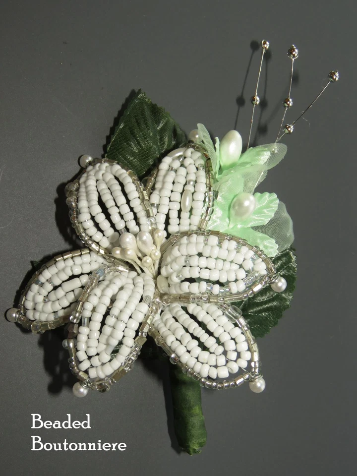 Ramillete verde menta cuentas lirio, rosas, cuentas pedrería. Opción Boutonniere Foto 2 de 3