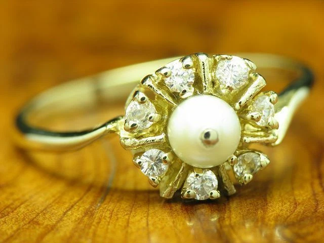 Anello In Oro 8Kt 333 Con Perle Akoya E Decorazione In Zirconia / RG 55 / 2,1G - Immagine 3 di 4