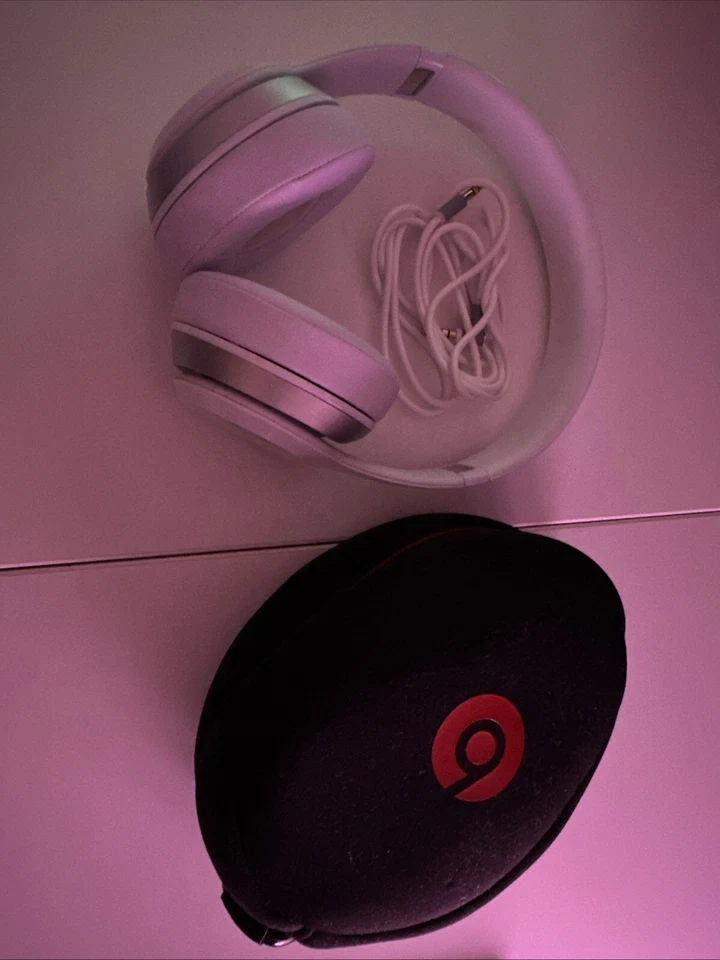 Beats by Dr. Dre Solo HD Folding Headband Headphones - White With Cable + Case., photo 1 of 5