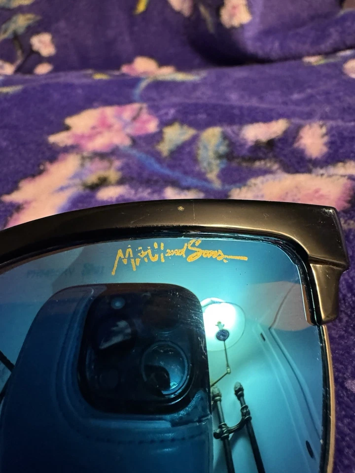 Maui And Sons 054,黑色带金色镜框,蜂蜜木腿,蓝色镜面镜片 — 第 2/4 张图片