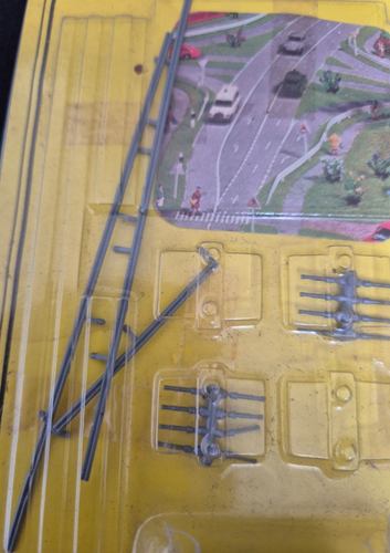 NOCH LEITPLANKEN 3411 N GAUGE CRASH BARRIERS(70CM) AND POSTS(32) x 2 SETS - Picture 11 of 13