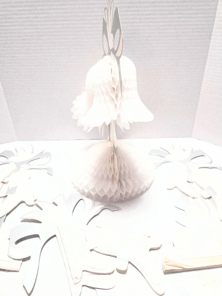 4 campanas de boda Beistle vintage blancas de panal con decoración de mesa de paloma Foto 2 de 4