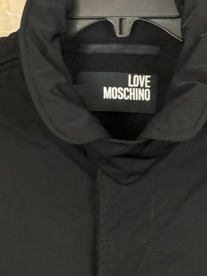 Moschino Hombres 34 Negro Acabado Satinado Chaqueta Peso Medio Bolsillos Abotonados Logo Foto 3 de 4