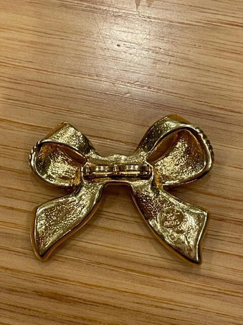 Clip de bufanda/bolo esmaltado negro y dorado vintage Kenneth Jay Lane para Avon Foto 2 de 4