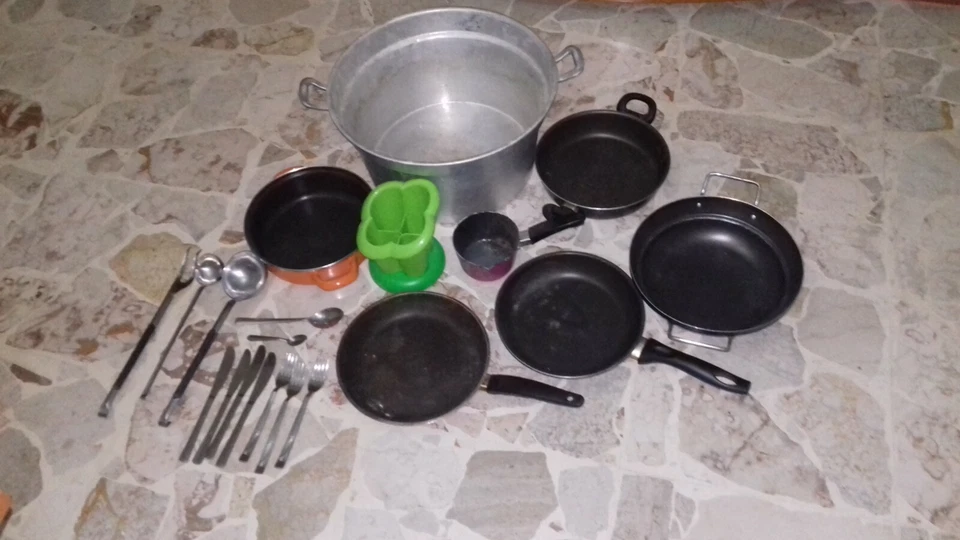 Set di pentole padelle piatti bicchieri posate mestoli ecc. - Immagine 2 di 4