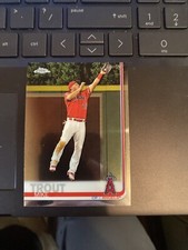 2019-MIKE TROUT TOPPS CHROME #200  GRABBING HOME RUN