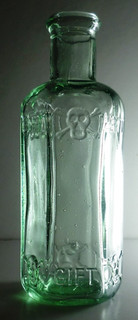RARE CRUDE aqua small POISON ☠ KH 15 SKULL BOTTLE VORSICHT GIFT GIFTFLASCHE JAR