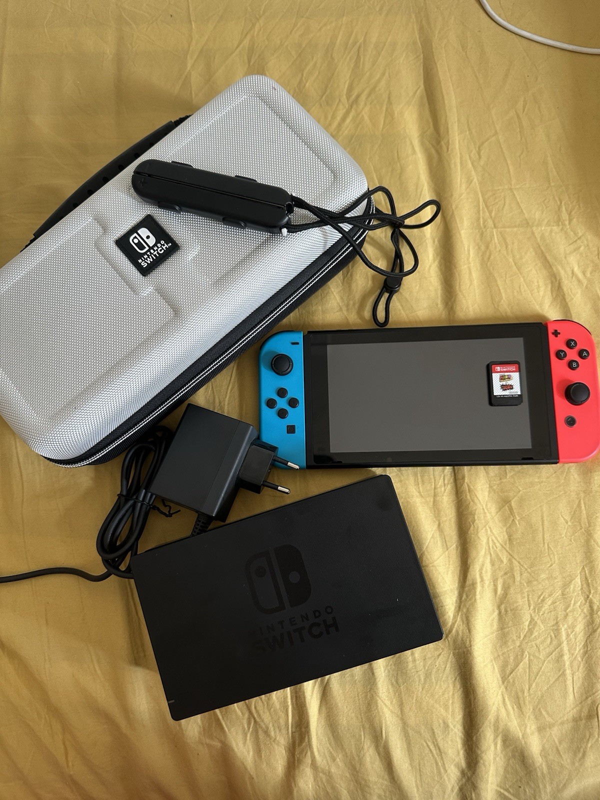 Nintendo Switch Console de jeux de salon et portable avec manettes Joy-Con bleu et rouge néon