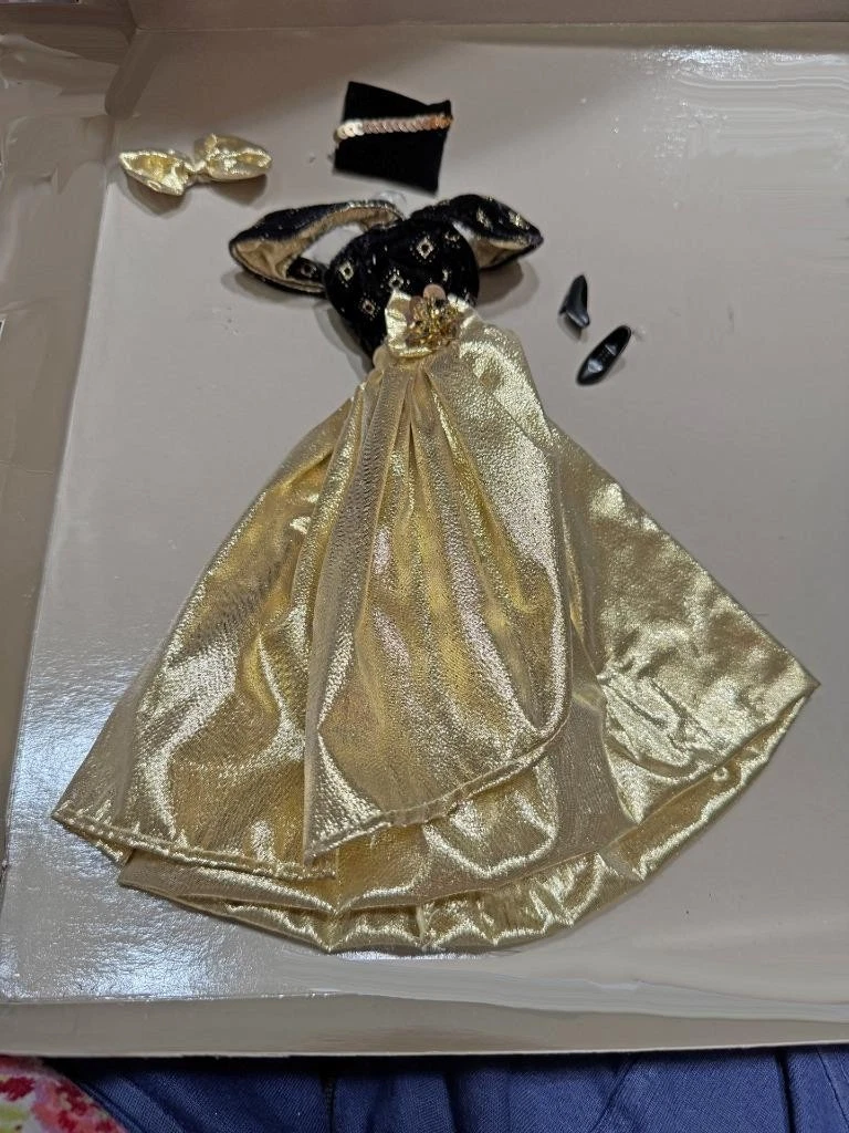 1998 Barbie Designer Gown Collection Gold Gown Black w/Accessories Vintage New