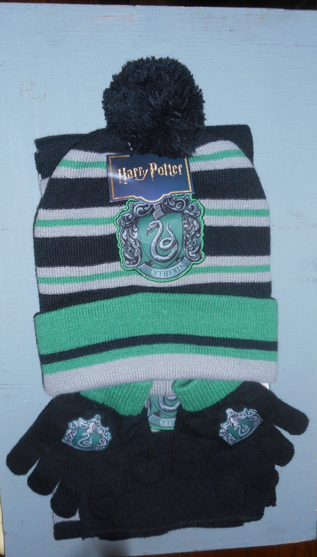 Bioworld Harry Potter SLITHERIN cap gloves scarf set