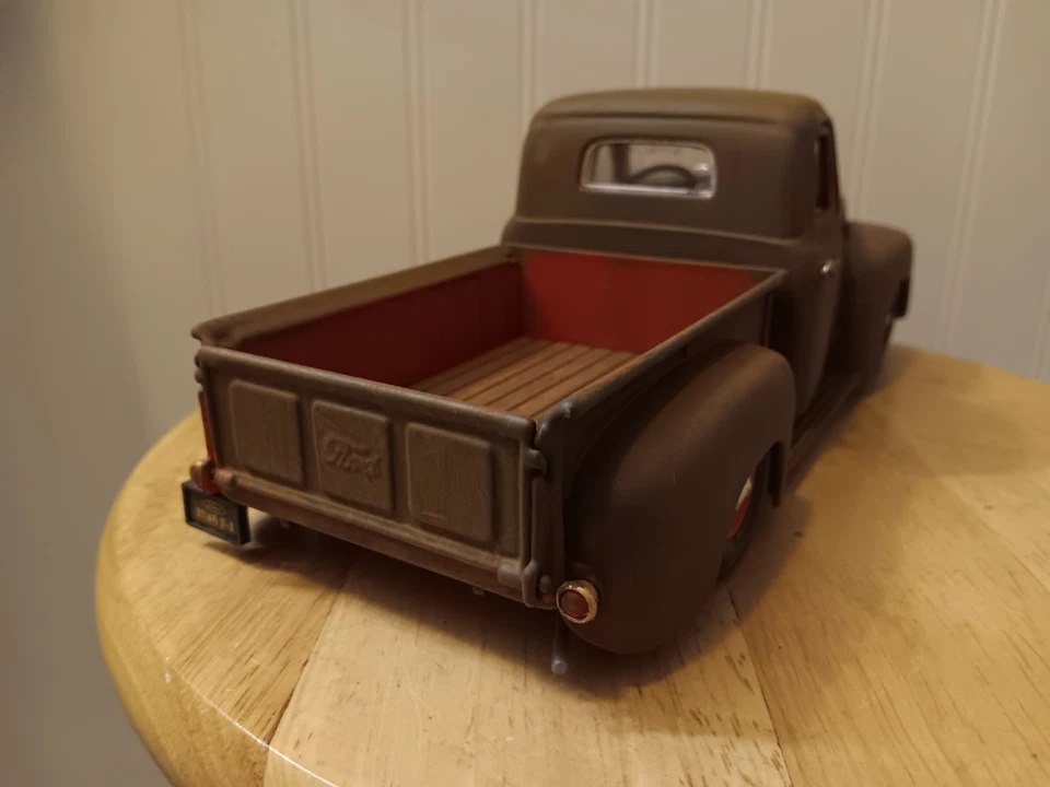 Camioneta Ford 1948 1/18 diecast golpeada desgastada oxidada depósito de chatarra granero hallazgo Foto 4 de 4