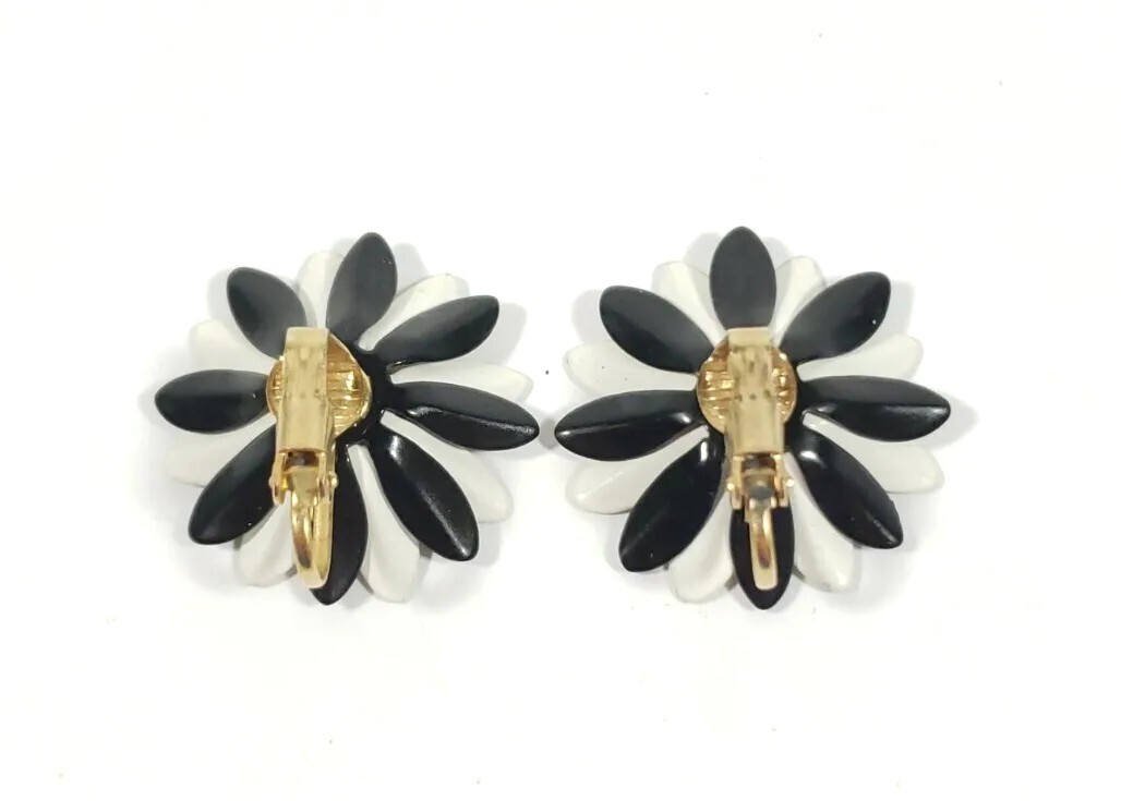 Vintage Black White & Yellow Daisy Flower Metal Painted Clip