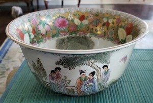 ANTIQUE 19TH C SIGNED & SEALED CHINESE FAMILLE ROSE FIGURAL DEEP FRUIT BOWL