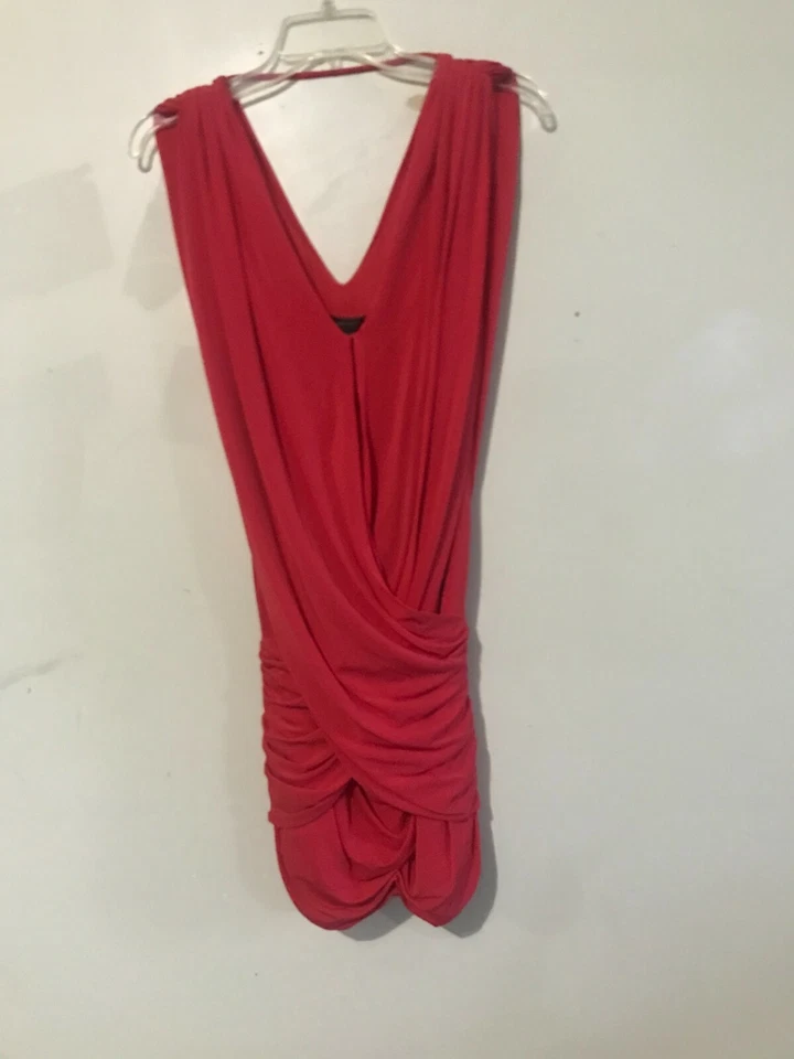 Nuevo con etiquetas Vestido BCBG Maxazria $198 Talla S Rojo Envolvente Plisado Lateral Mujer Corte Elegante Foto 3 de 4
