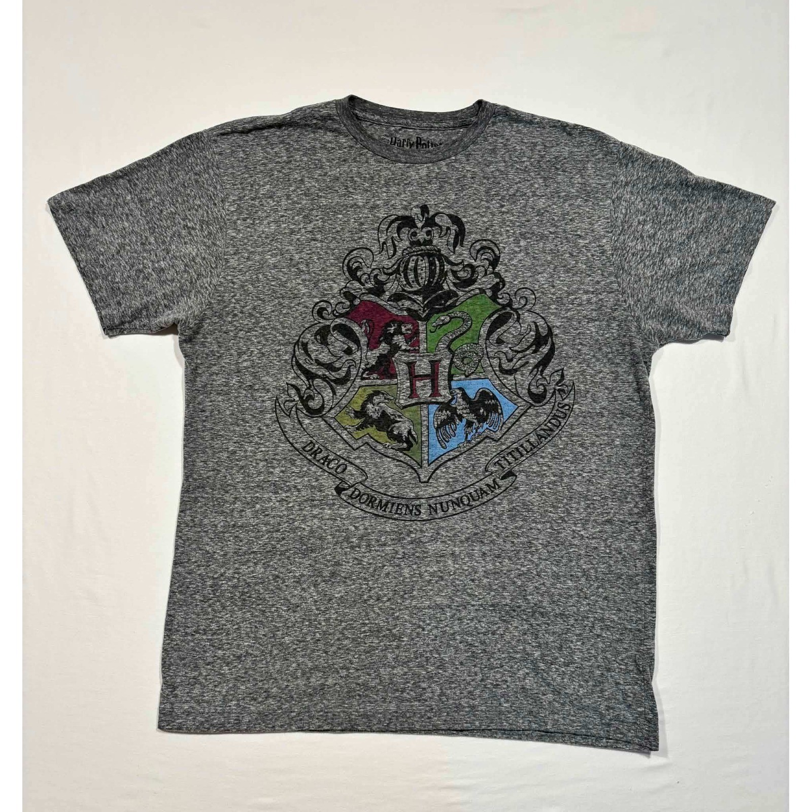 Harry Potter Hogwarts Crest Graphic T-Shirt Gray Heathered Men Large L Short Slv