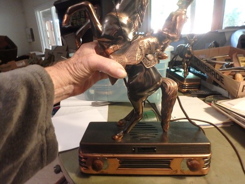 3J-vintage ABBOTWARES tube radio (working)with brass/bronze rearing hose/cowboy - Picture 2 of 5