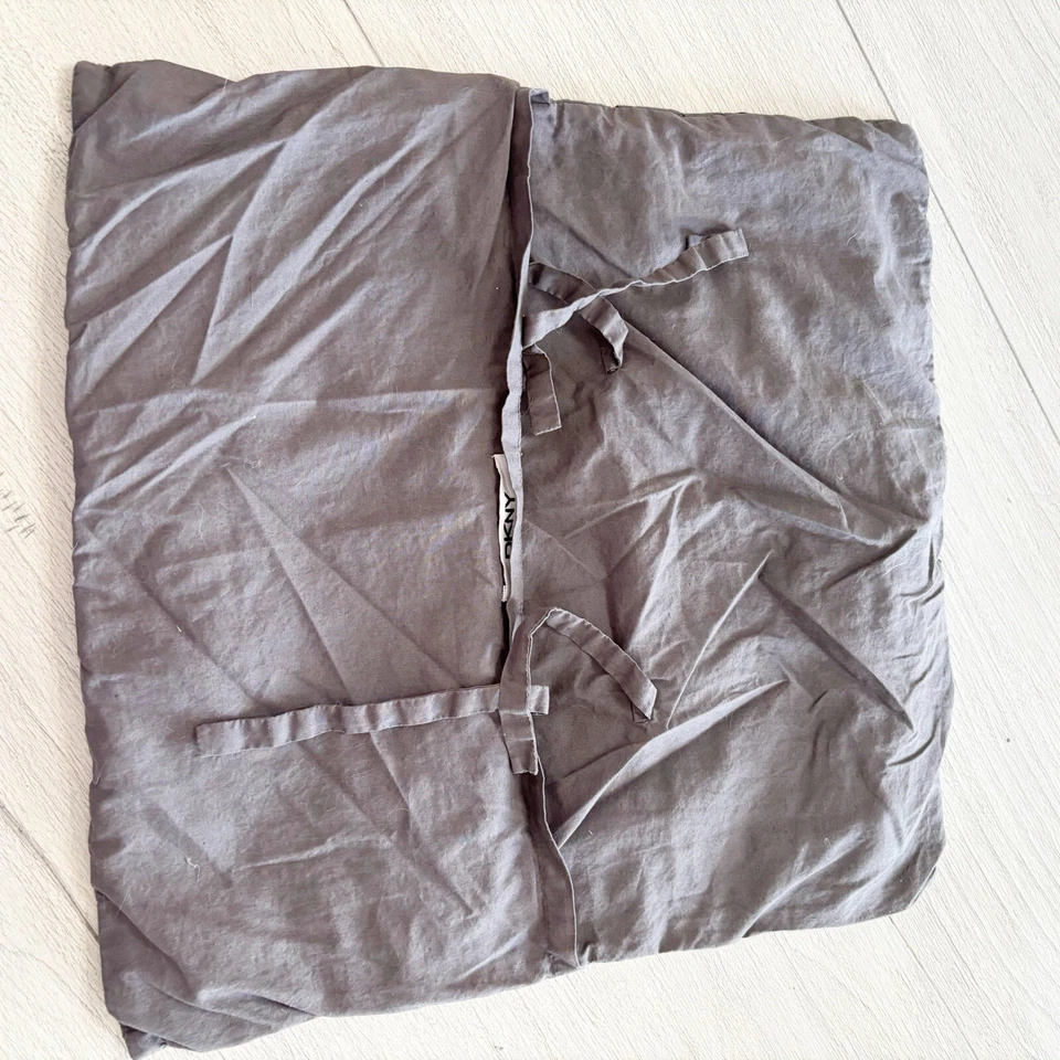 Capa de travesseiro DKNY Donna Karan New York cinza acolchoada texturizada quadrada 17” X 17” - Imagem 4 de 4