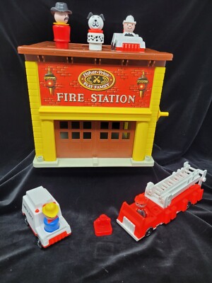 1979 VINTAGE WORKING FISHER PRICE PLAY FAMILY FIRE