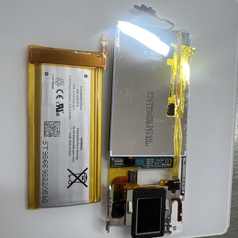 Apple iPod Nano 5th Generation Replacement LCD Screen- and replacement battery - Image 2 of 2