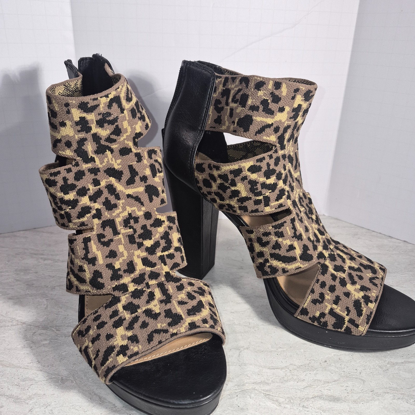 Leopard Print High Heel R Report WMS 8.5, 4in Hee… - image 1