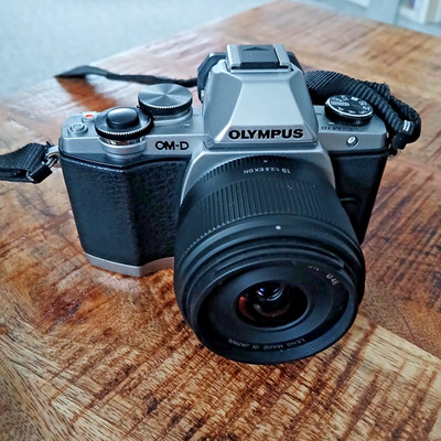 Olympus OM-D E-M10, M 1 mit umfangreichem Zubehörpaket wie Objektiv Sigma 19mm