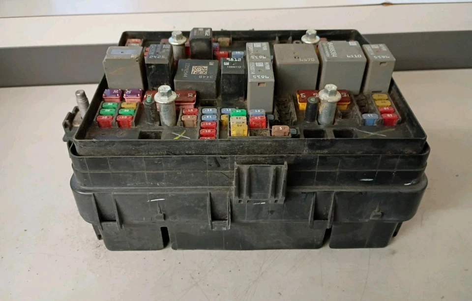 OEM GM Fuse Box 2020-2023 GMC Sierra Chevy Silverado 2500HD 3500HD 6.6L V8 Gas - Image 4 of 4
