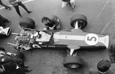 Keith Duckworth talks with Jim Clark Lotus 49 Ford the pit lane D- 1967 Photo 1