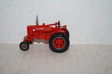 INTERNATIONAL FARMALL 1952 SUPER MD WIDE FRONT TRACTOR DIECAST-1/64-NICE-95 ERTL