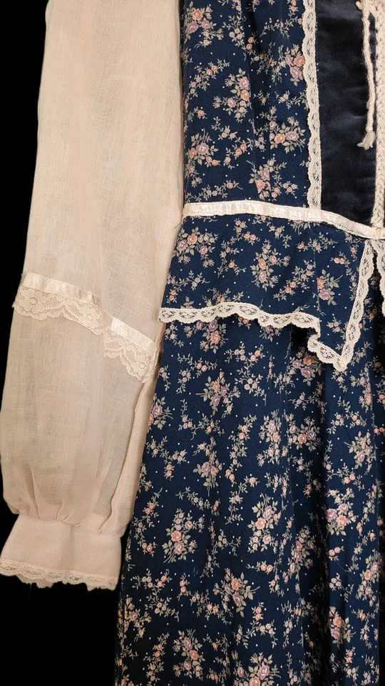 1970s Vintage Navy Gunne Sax Midi Floral Peplum Style Lace Up Dress - Image 4 of 4