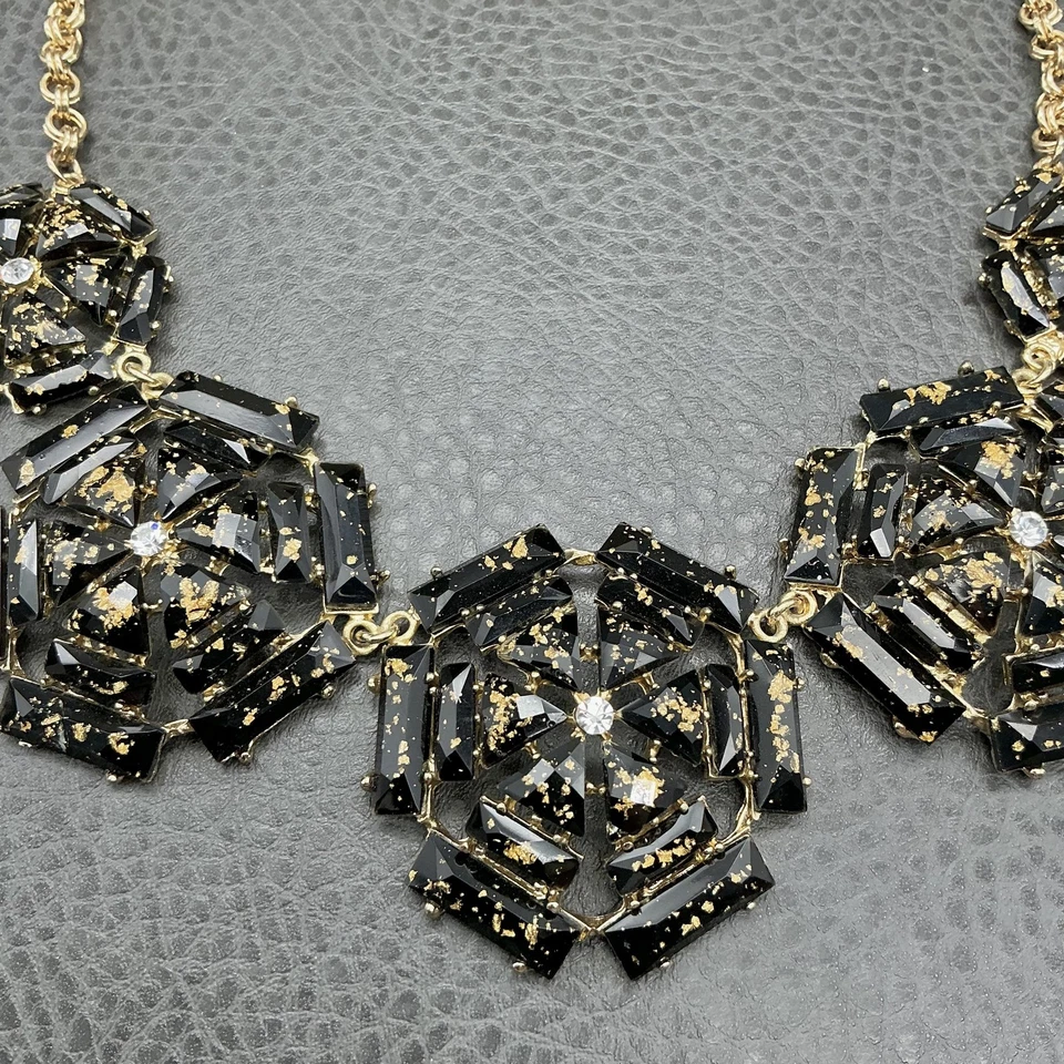 Collar Amrita Singh Distintivo Cristal Tono Dorado Ajustable Mujer Joyería Audaz Foto 4 de 4