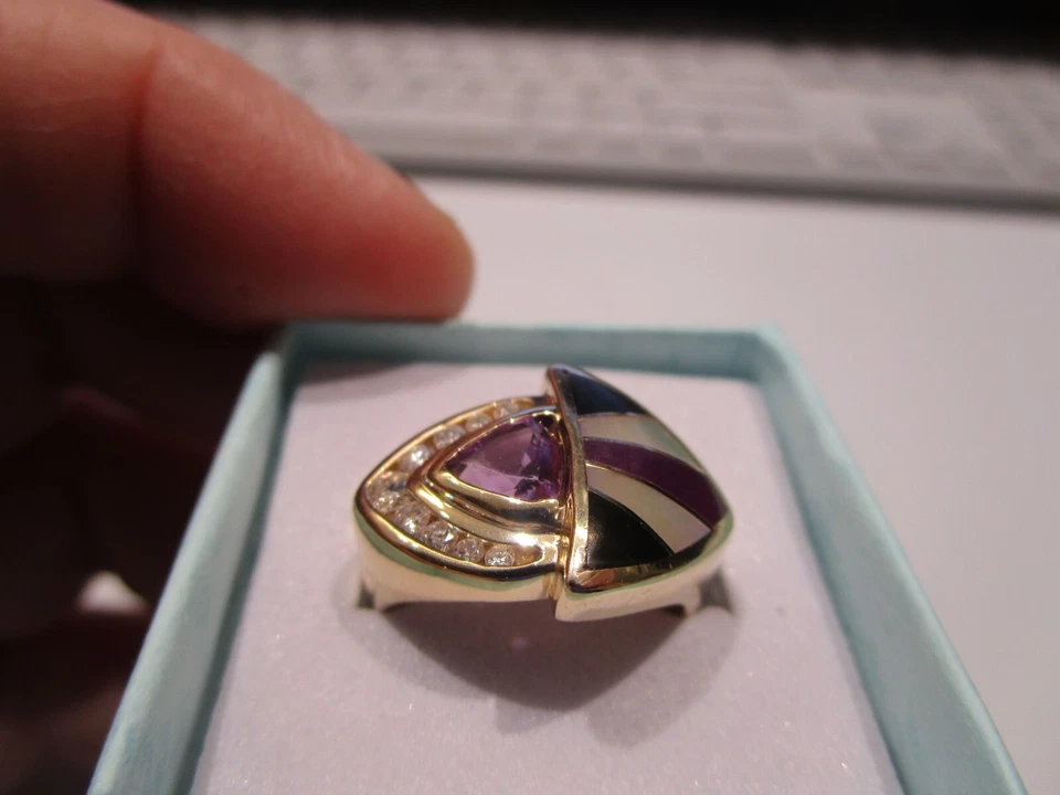 ANILLO DE DISEÑO ORO AMARILLO 14K; TIENE AMATISTA, DIAMANTES Y PIEDRAS DE NÁCAR Foto 3 de 4